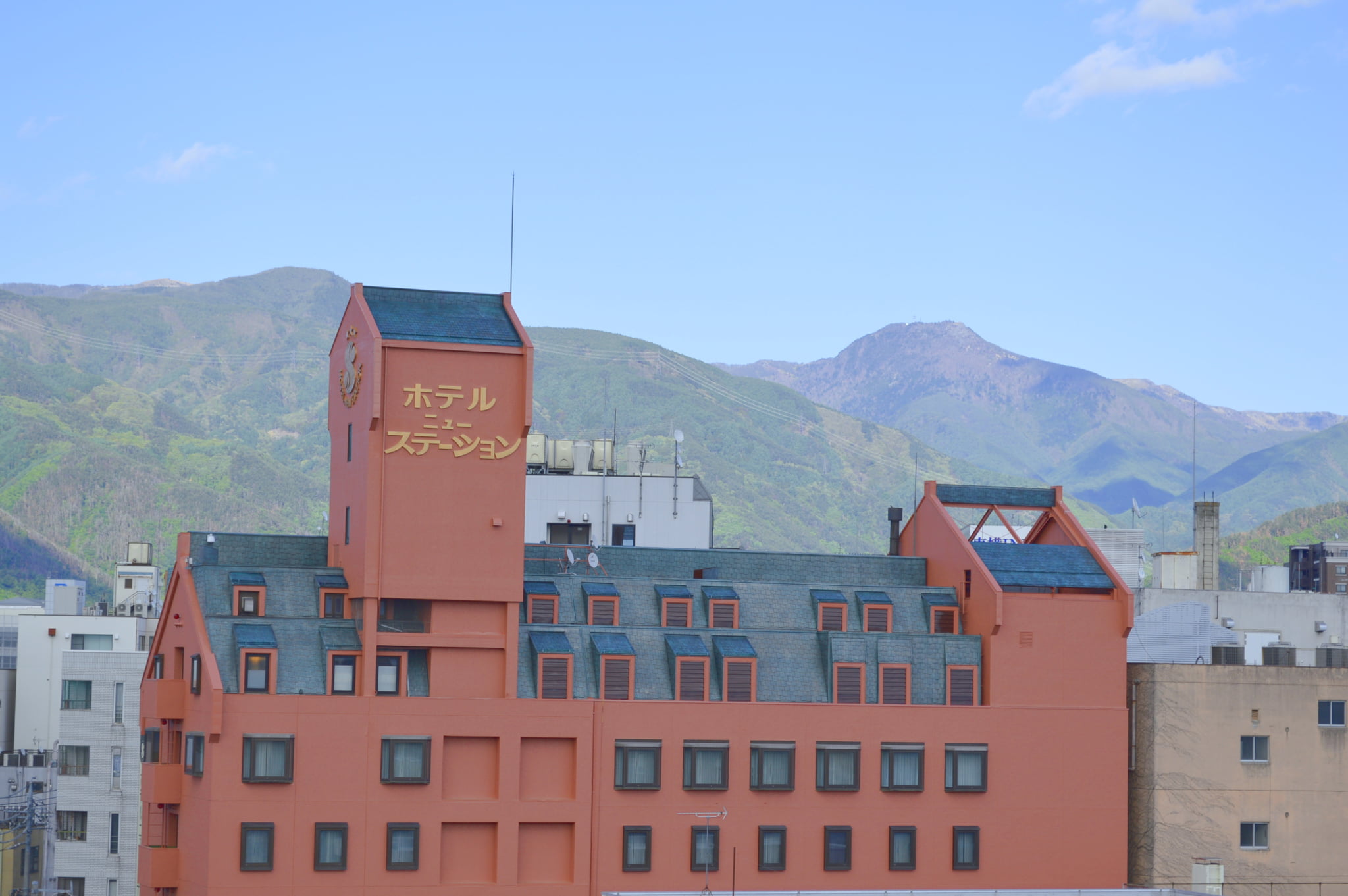 令和６年の外観と山並み